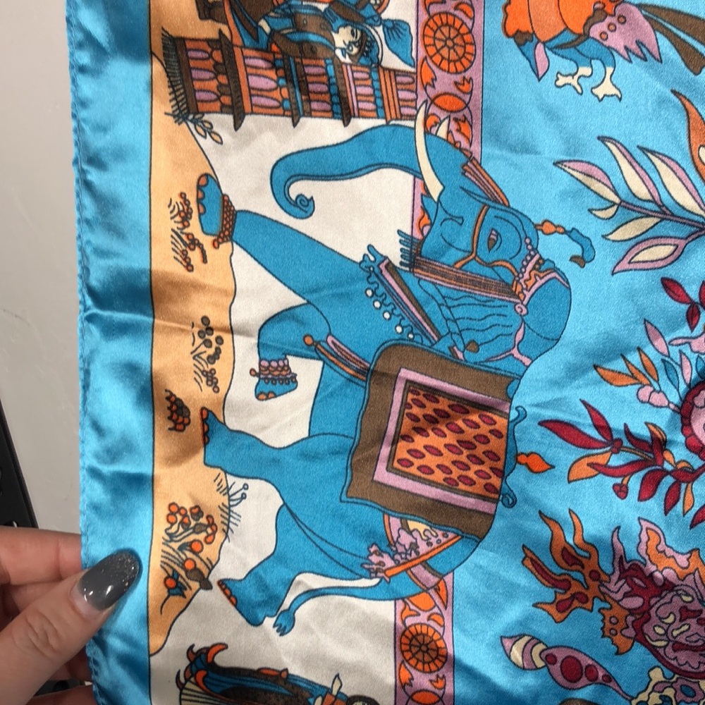 Blue Asian theme scarf - Picture 6 of 9